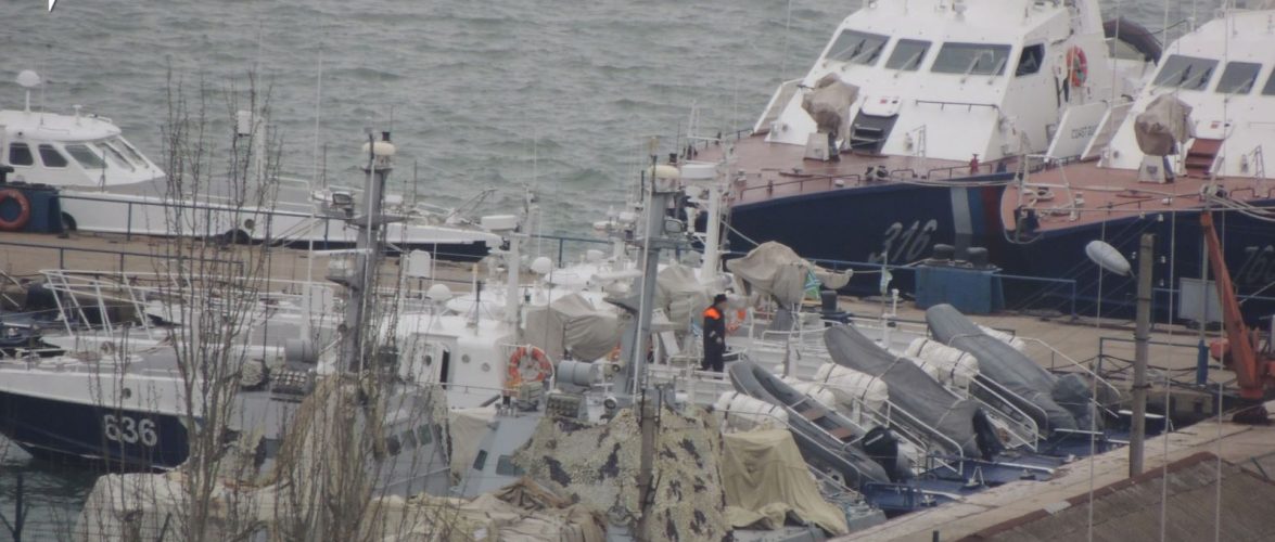 Окупанти в Керчі замаскували захоплені в листопаді кораблі ВМС України. ФОТО