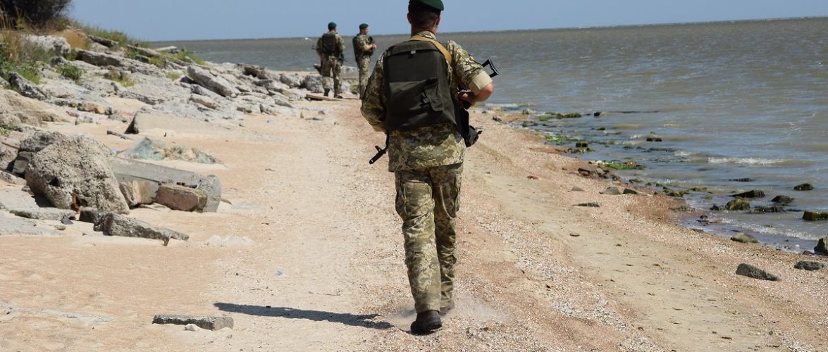 На узбережжі Азовського моря прикордонники затримали двох порушників на маломірному судні
