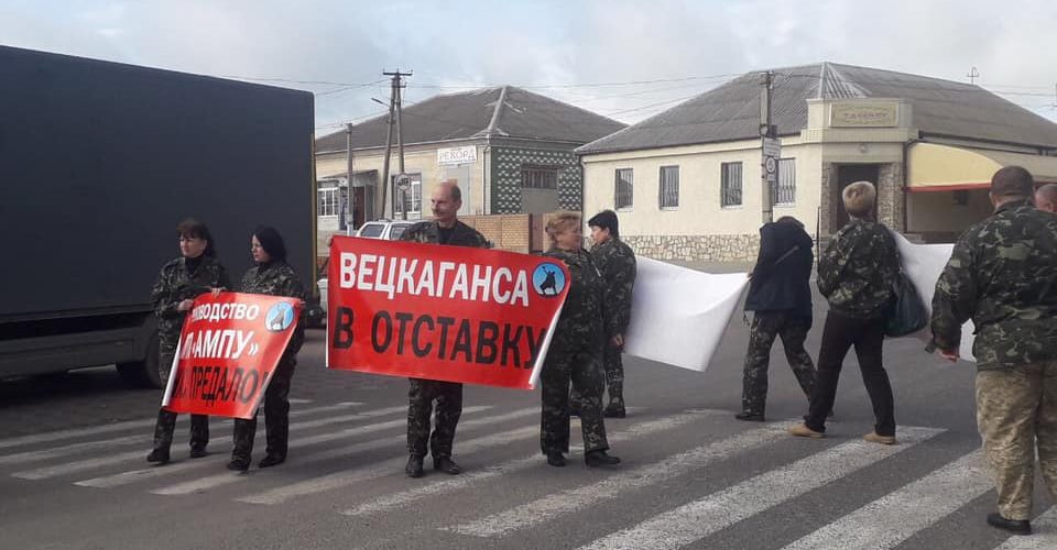 Працівники Ізмаїльського порту перекрили рух на трасі Одеса-Рені протестують проти охоронної компанії “Альфа-безпека”
