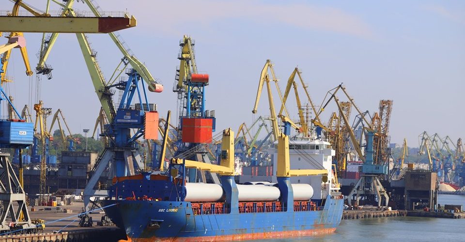 Маріупольский порт почав розвантаження комплектуючих для Орловcкой ВЕС