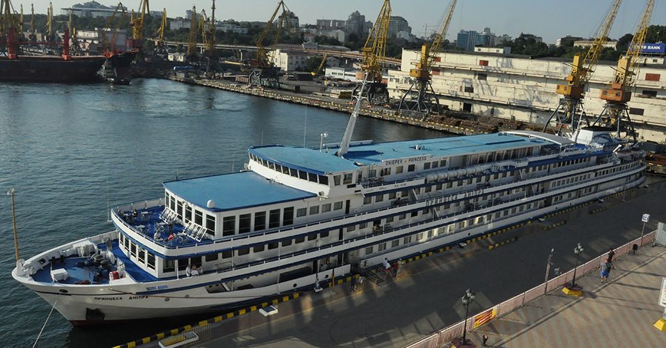 «Принцеса Дніпра» на Чорному морі – Одеський порт обслуговує десятий з початку навігації суднозахід річкового круїзного лайнера