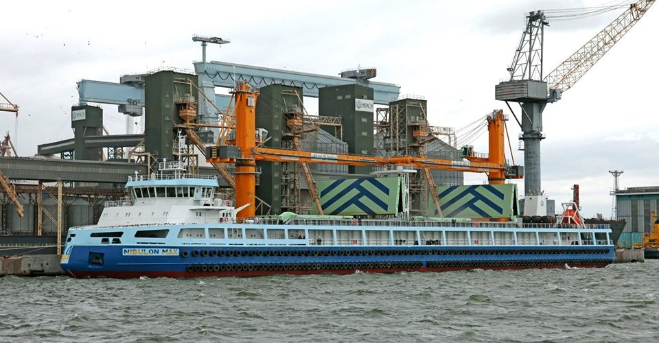 Самохідний плавкран “Nibulon Max” вперше завантажили 8,5 тис. тонн кукурудзи