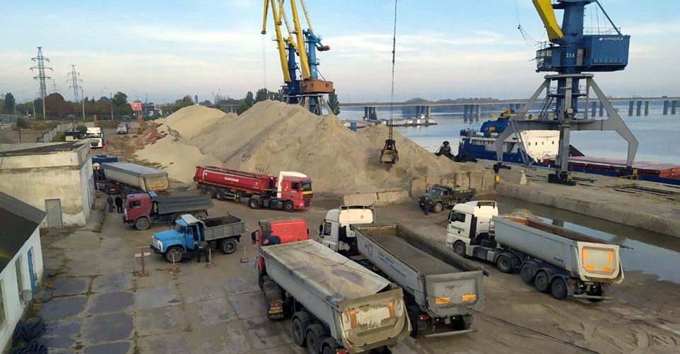 Дніпропетровський річковий порт збільшив перевалку завдяки періорієнтації на сировину з Туреччини