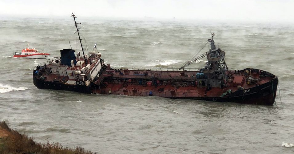 Два моряка з танкеру “Делфі” направлені до лікарні з переохолодженням середньої важкості (ВІДЕО)