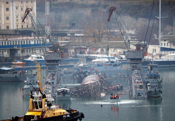 В окупованому Севастополі затонули російський плавдок та субмарина
