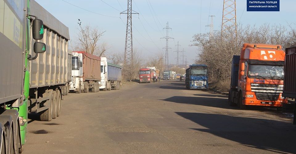 Поліція звернулась до міської влади Миколаєва з пропозицією негайно організувати місця відстою вантажівок