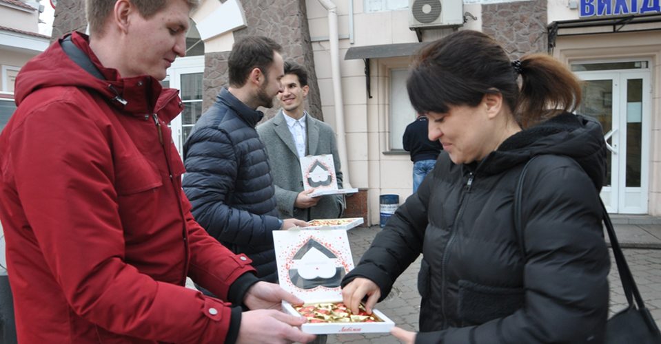 «Наші серця належать вам протягом усього року!» – в адміністрації Одеського порту вітали прекрасну половину колективу з прийдешнім жіночим святом (ФОТОРЕПОРТАЖ)