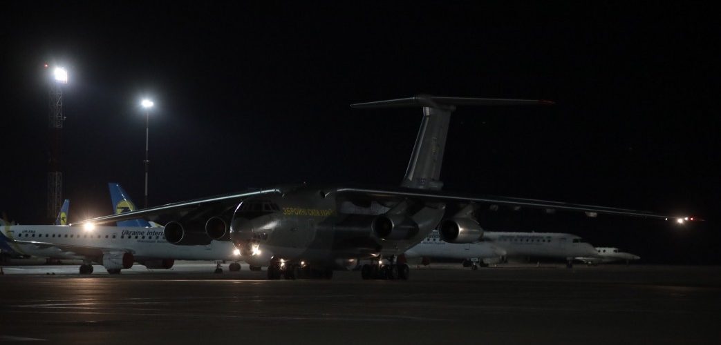 В Україну з Китаю прибув літак з партією тестів для виявлення коронавірусу