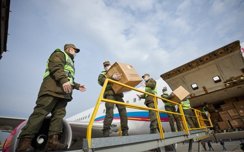 До Києва прибув літак з другою партією медичного вантажу з Китаю