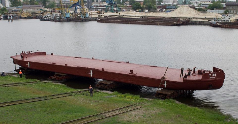 Київський суднобудівний-судноремонтний завод спустив на воду несамохідне судно «Т-313» для “Держгідрографії”