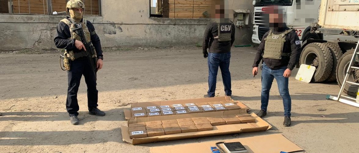Через порт “Південний” намагались провезти 50 кіло кокаїну у контейнері з фруктами