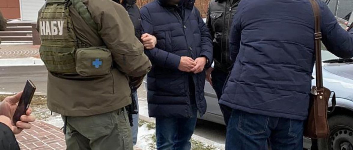 Двом особам повідомлено про підозру у спробі підкупу голови Держгеокадастру