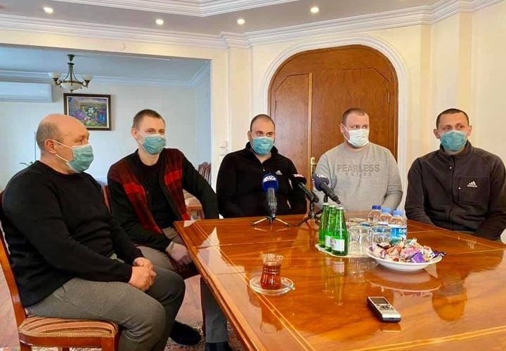 Українські моряки, які були врятовані після затоплення суховантажу “Averi” сьогодні повертаються додому