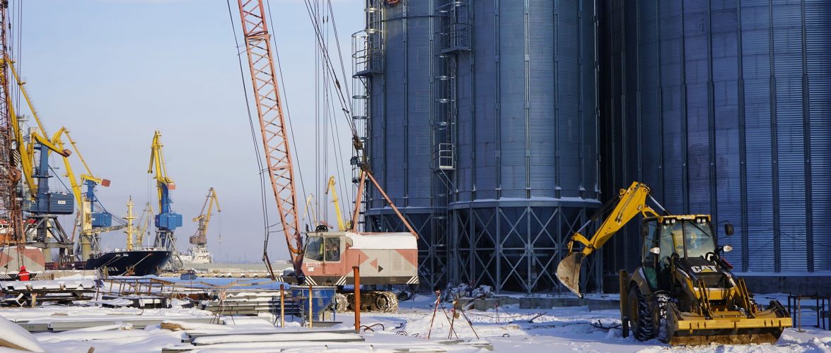 В Маріупольському порту продовжується будівництво першої черги зернового комплексу.