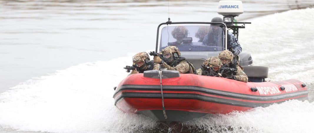 Авакову на Азовському морі показали дії спецпідрозділу КОРД у разі захоплення берегової споруди