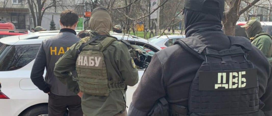 (ВІДЕО) Експосадовця Нацполіції викрито на одержанні майже 1 млн грн неправомірної вигоди