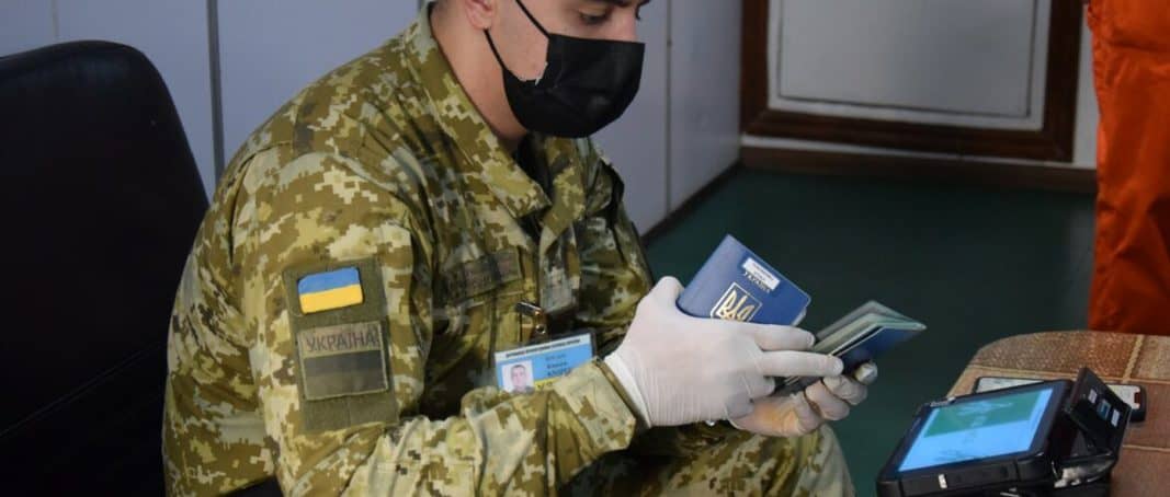Трьом морякам з Росії за незаконне відвідування Криму заборонили в’їзд в Україну
