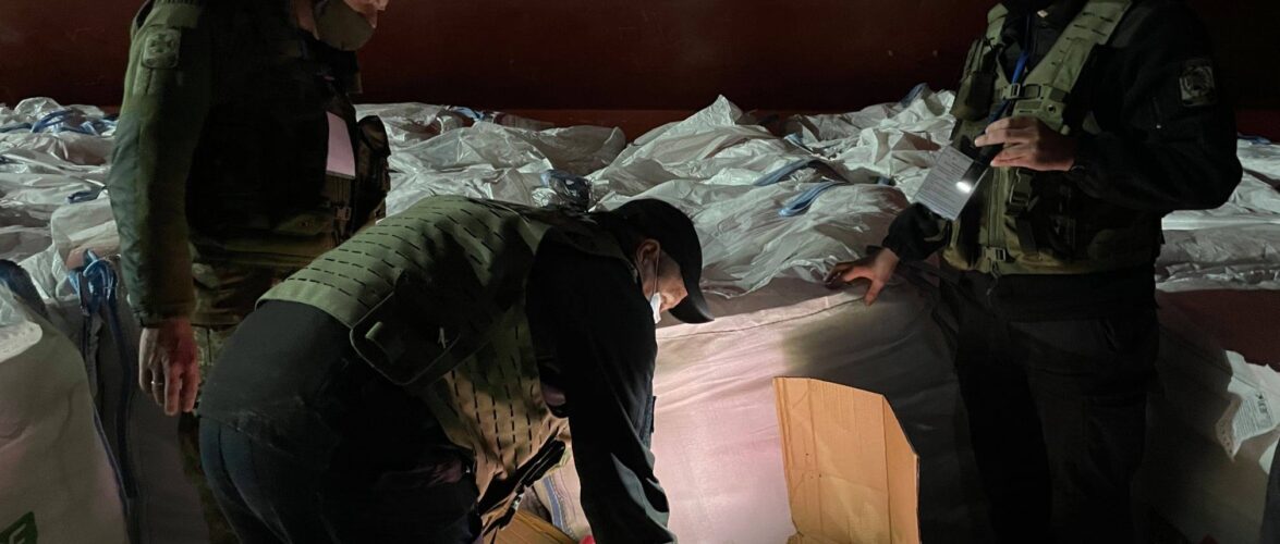 (ВІДЕО) На судні з цементом через Миколаївський порт намагались провезти 13 тонн контрабанди
