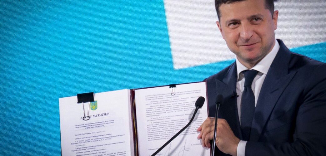Президент підписав закон, який остаточно повертає громадам право розпоряджатися своїми землями
