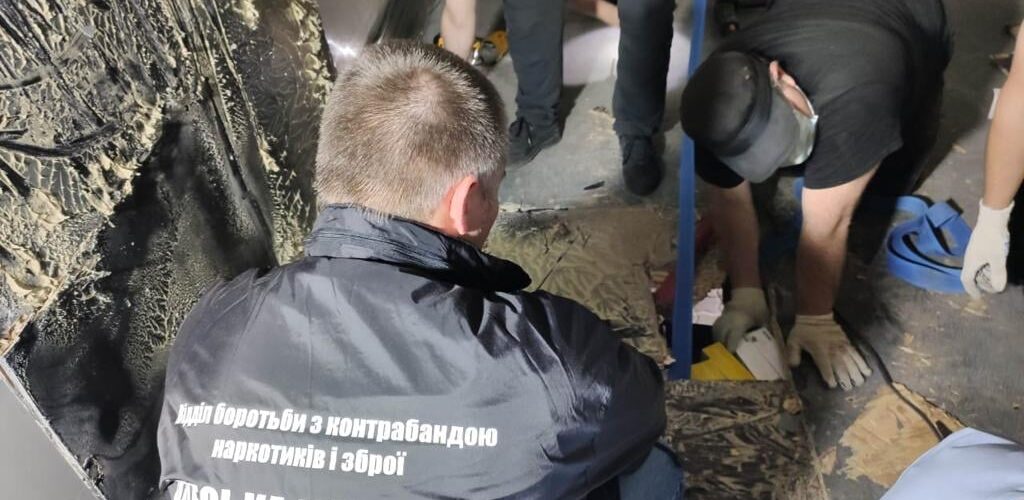 (Оновлено) У Чорноморському порту затримали вантажівки з контрабандними стіками «HEETS»
