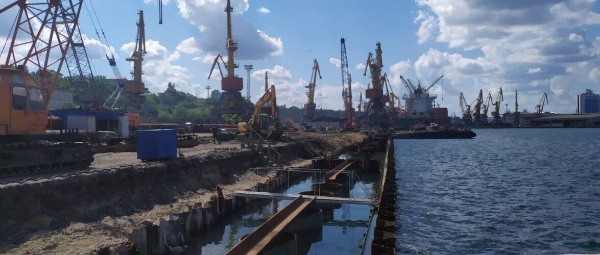 В Одеському морському порту завершили облаштування шпунтової стінки причалу №7 Карантинної гавані