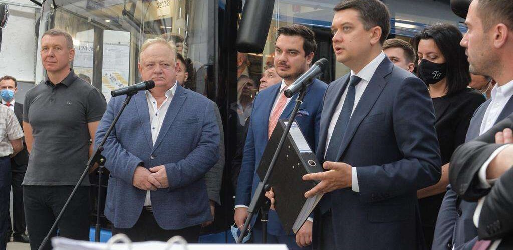 Разумкову передали 150 тисяч підписів на підтримку законопроекту про локалізацію