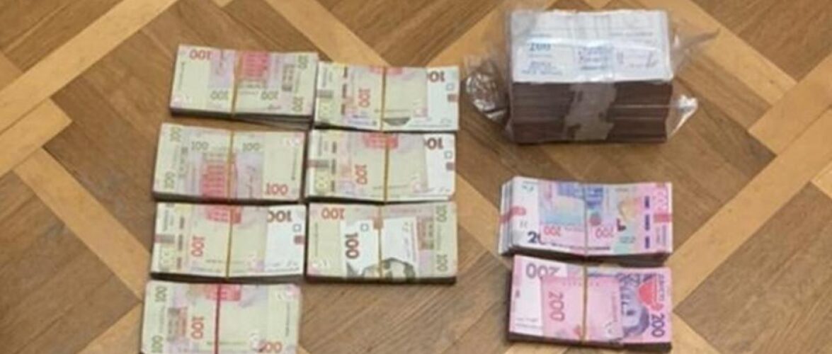Викритому «на гарячому» посадовцю Харківської облради повідомили про підозру