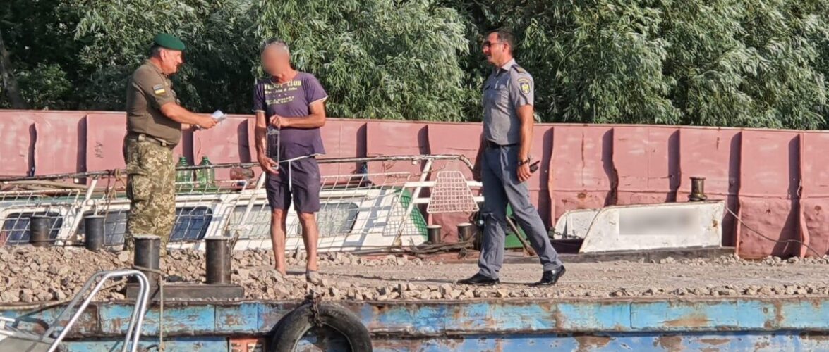 Румунський буксир та дві баржи заблукали в гирлах Дунаю