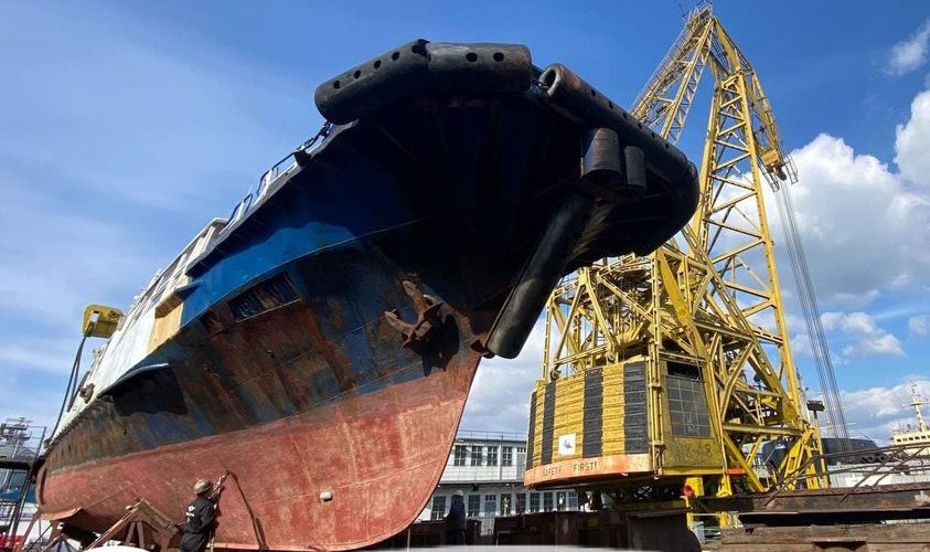 «Одеський порт» проводить ремонт судна «Валенсія» илами несамохідної майстерні «ПСМ-650»