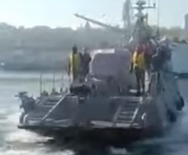 (ВІДЕО) У “Кузні на Рибальському” заявили про пошкодження військового катера співробітниками ДБР