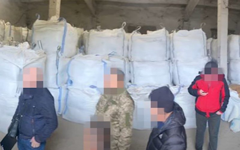(ВІДЕО) Контрабандисти планували баржею вивезти через порт Ізмаїл цигарок на 27 мільйонів гривень – ДБР